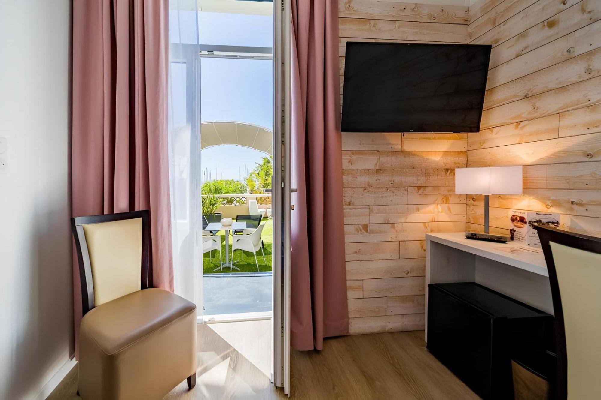Hotel Le Rabelais Le Lavandou Ngoại thất bức ảnh
